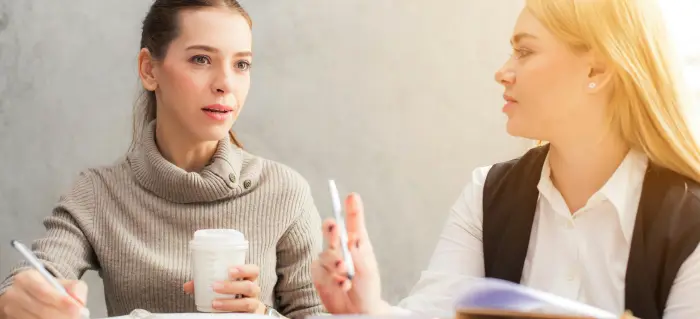 retrato de dos mujeres en una reunión