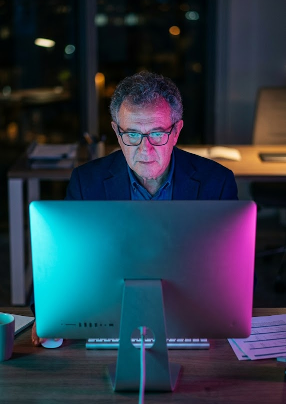 Vendedor mirando a su monitor gestionando su negocio